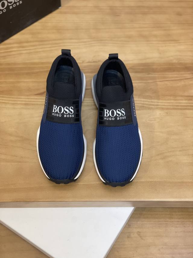 售 价: 商品商标：Boss * Boss* 低帮运动鞋 正码码数: 38-44 可订做45 商品材料：鞋面进口透气飞织，透气内里，原版大底。 编 号：8654